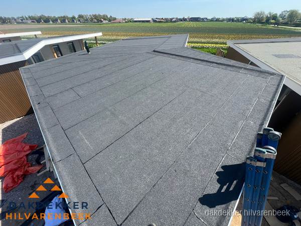 Nieuw bitumen plat dak met uitzicht over landschap in Hilvarenbeek Nieuw bitumen plat dak met uitzicht over landschap in Hilvarenbeek