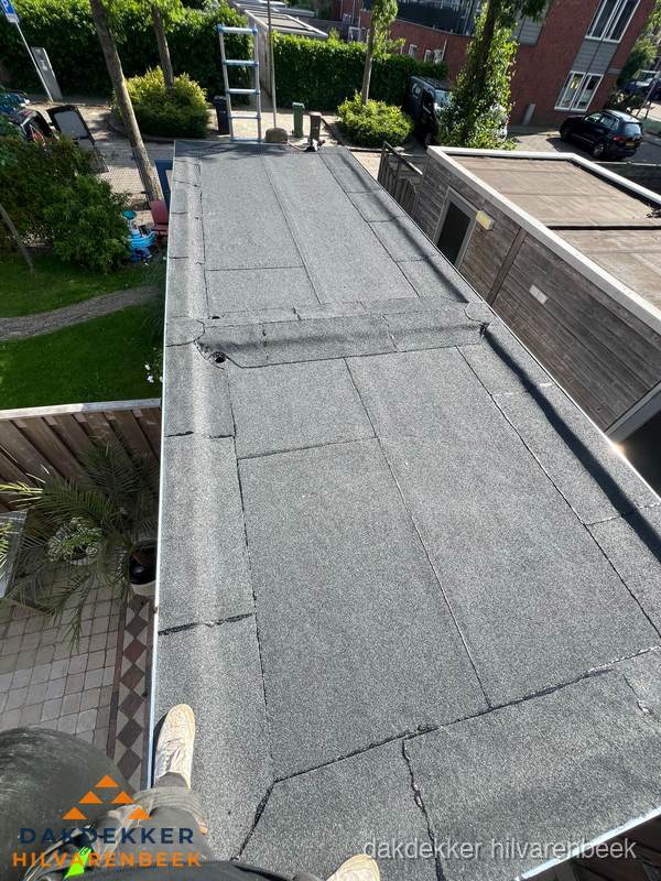 Bitumen plat dak rijtjeswoning vanuit dakdekker perspectief in Hilvarenbeek