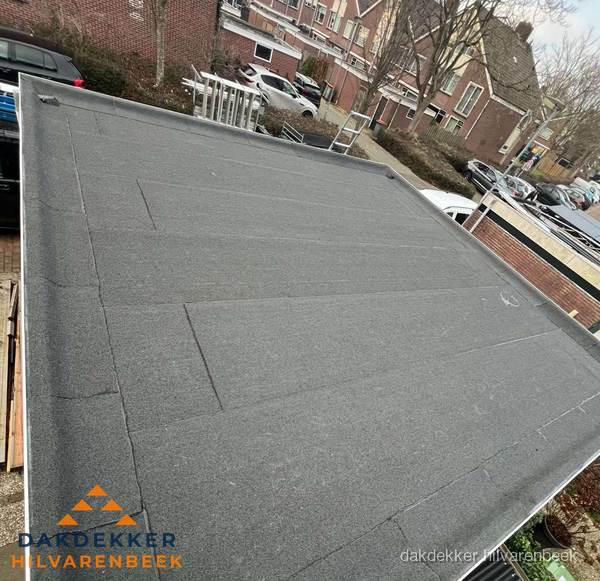 Nieuwe bitumen dakbedekking op plat dak van garage in Hilvarenbeek