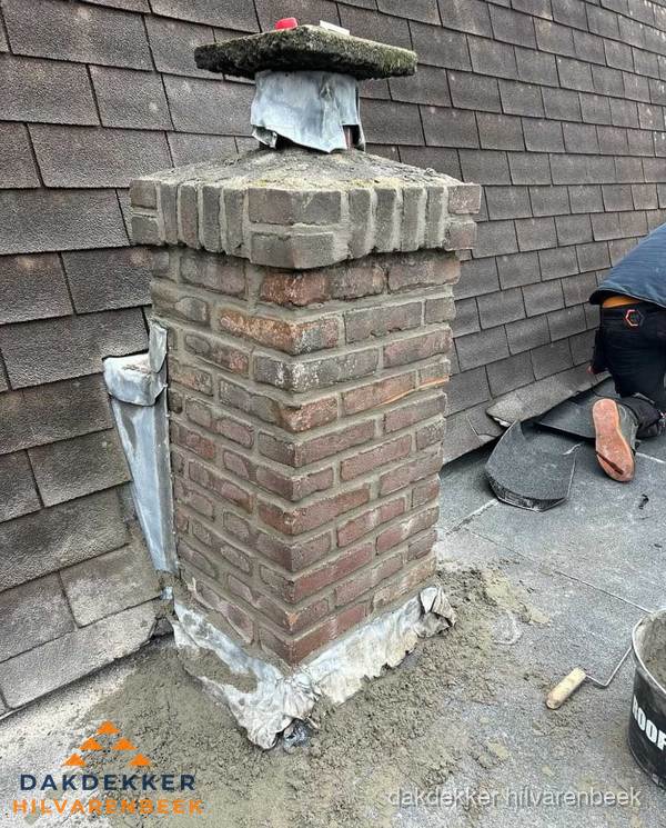 Schoorsteen reparatie met lood en voegwerk op leien dak in Hilvarenbeek Schoorsteen reparatie met lood en voegwerk op leien dak in Hilvarenbeek