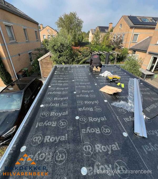 Dakdekker aan het werk op plat dak renovatie in Hilvarenbeek Dakdekker aan het werk op plat dak renovatie in Hilvarenbeek