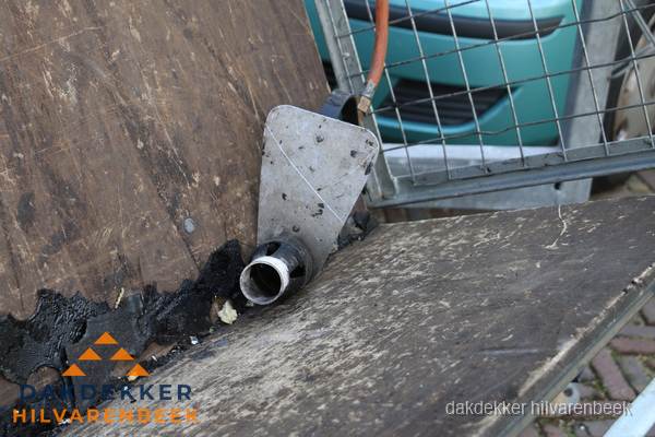 Dakdekkers gasbrander voor bitumen werkzaamheden in Hilvarenbeek