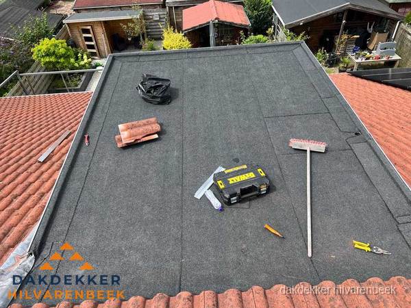 Nieuw plat dak met bitumen dakbedekking in Hilvarenbeek