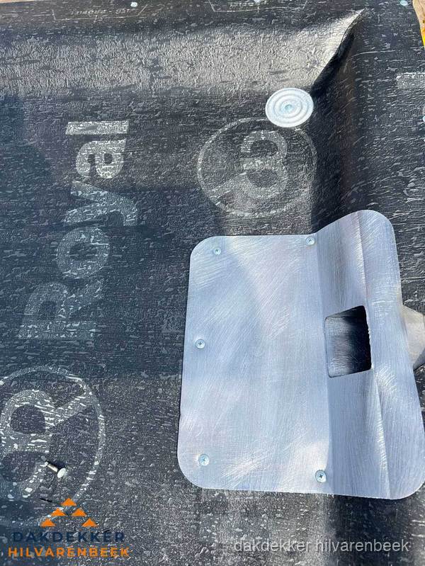 Dakgoot aansluiting op bitumen dak in Hilvarenbeek