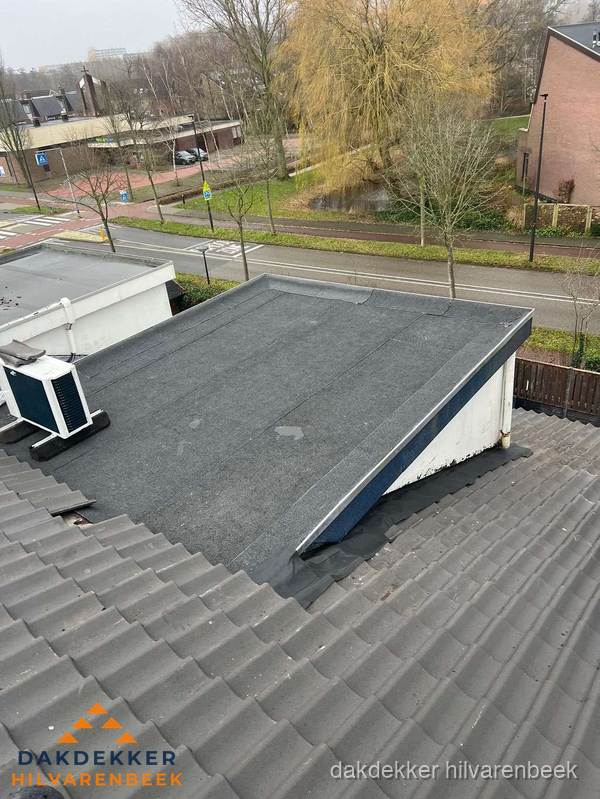 Plat dak met bitumen isolatie en dakbedekking in Hilvarenbeek
