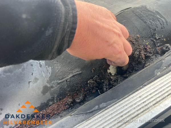 Schade aan bitumen dakbedekking op plat dak in Hilvarenbeek Schade aan bitumen dakbedekking op plat dak in Hilvarenbeek