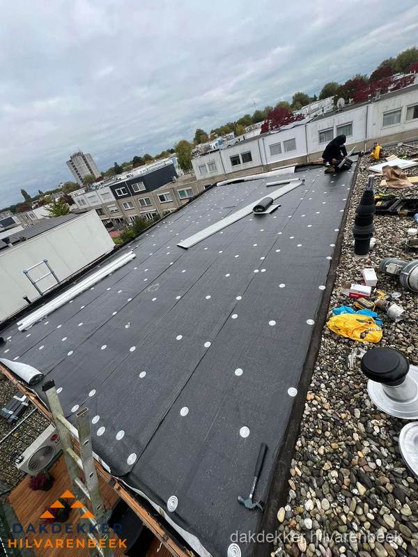 Dakleer vervangen op groot plat dak door dakdekker in Hilvarenbeek Dakleer vervangen op groot plat dak door dakdekker in Hilvarenbeek