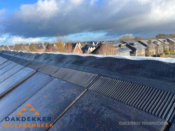 Dakisolatie bij de nok met ventilatieprofiel op schuin dak in Hilvarenbeek