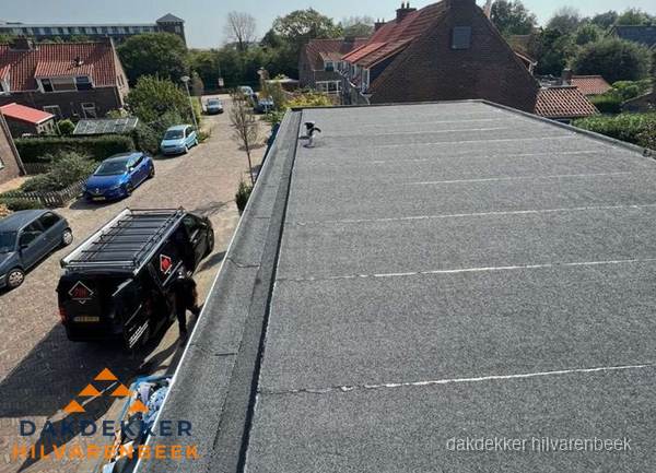 Nieuw bitumen plat dak met uitzicht over woonwijk in Hilvarenbeek Nieuw bitumen plat dak met uitzicht over woonwijk in Hilvarenbeek