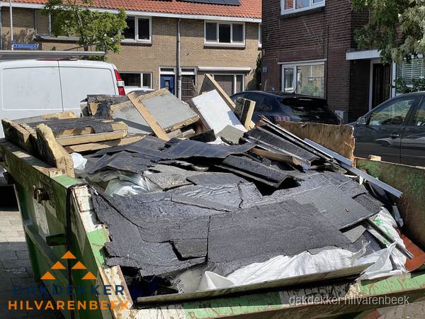 Afvalcontainer met gesloopt dakmateriaal tijdens dakkapel renovatie in Hilvarenbeek Afvalcontainer met gesloopt dakmateriaal tijdens dakkapel renovatie in Hilvarenbeek