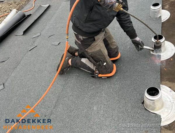 Dakdekker repareert bitumen dakleer bij dakdoorvoer in Hilvarenbeek Dakdekker repareert bitumen dakleer bij dakdoorvoer in Hilvarenbeek