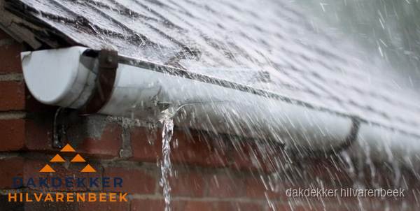 Lekkende dakgoot tijdens regenval in Hilvarenbeek Lekkende dakgoot tijdens regenval in Hilvarenbeek