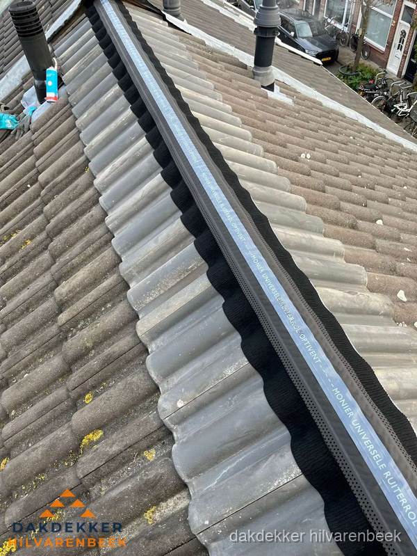 Nokvorst met Monier ventilatie op schuin pannendak in Hilvarenbeek