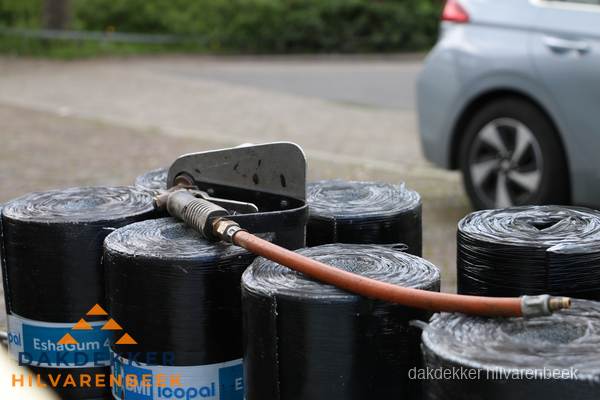 Rollen bitumen dakbedekking EshaGum klaar voor installatie in Hilvarenbeek Rollen bitumen dakbedekking EshaGum klaar voor installatie in Hilvarenbeek