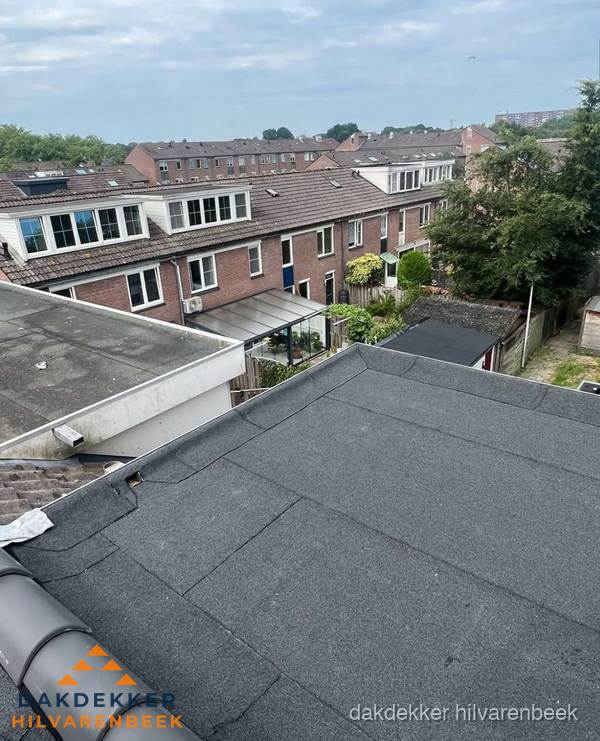 Vernieuwd plat dak met bitumen in woonwijk in Hilvarenbeek