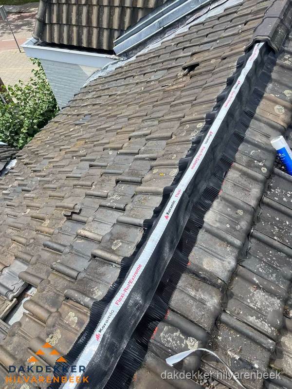 Nokvorst renovatie met Koramic nokrol op schuin pannendak in Hilvarenbeek