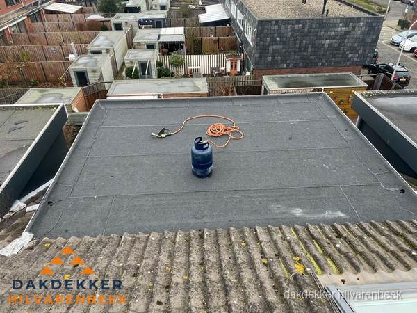 Plat dak met bitumen dakbedekking en brander in Hilvarenbeek Plat dak met bitumen dakbedekking en brander in Hilvarenbeek