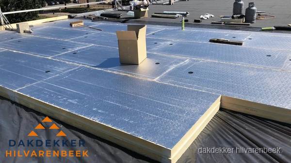 PIR isolatieplaten worden gelegd op plat dak voor dakisolatie in Hilvarenbeek PIR isolatieplaten worden gelegd op plat dak voor dakisolatie in Hilvarenbeek