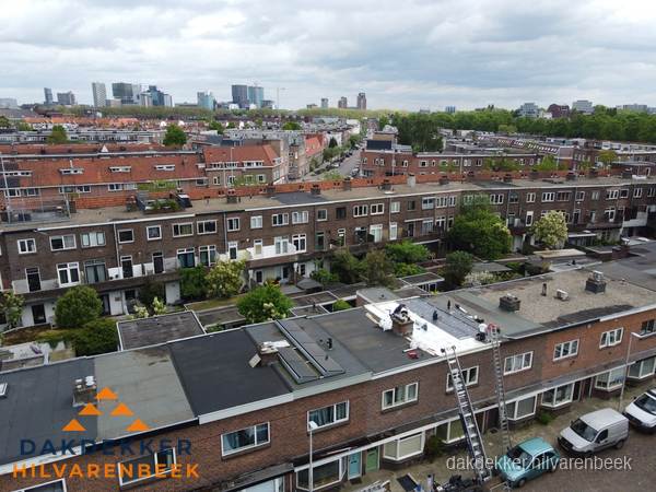Spoed dakdekker aan het werk op plat dak in woonwijk Hilvarenbeek Spoed dakdekker aan het werk op plat dak in woonwijk Hilvarenbeek