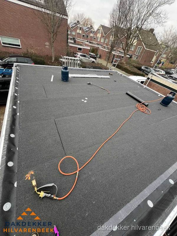 Afgewerkte dakrenovatie met bitumen op plat dak in Hilvarenbeek Afgewerkte dakrenovatie met bitumen op plat dak in Hilvarenbeek