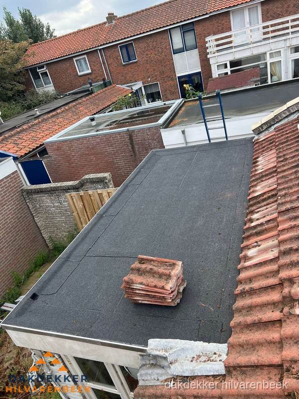Aanbouw plat dak met reservepannen voor dakpannen vervangen in Hilvarenbeek Aanbouw plat dak met reservepannen voor dakpannen vervangen in Hilvarenbeek
