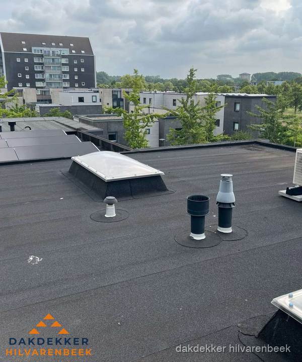 Groot plat dak met lichtkoepel en dakdoorvoeren in Hilvarenbeek Groot plat dak met lichtkoepel en dakdoorvoeren in Hilvarenbeek