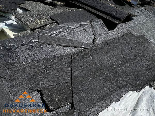 Verwijderd oud bitumen dakleer klaar voor vervanging in Hilvarenbeek Verwijderd oud bitumen dakleer klaar voor vervanging in Hilvarenbeek