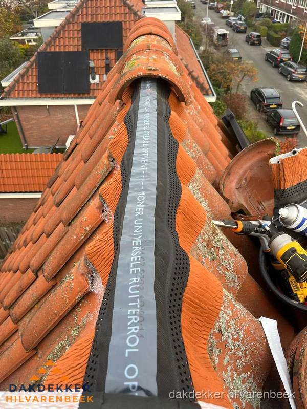 Dakdekker vervangt nokvorst met ruiterrol op pannendak in Hilvarenbeek