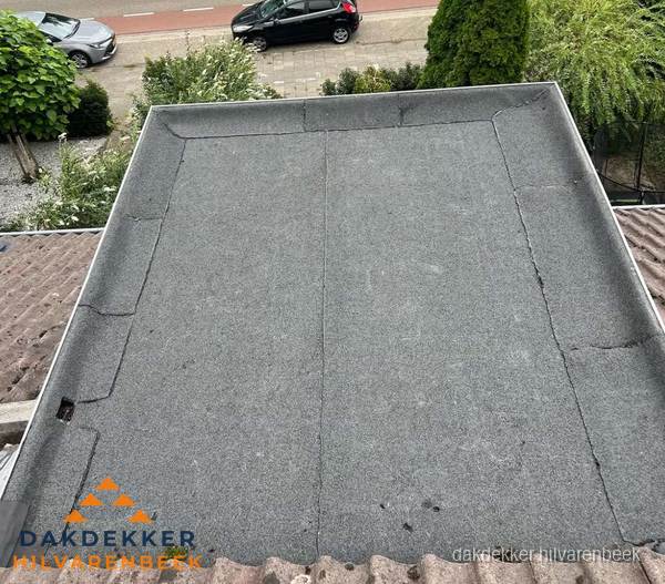 Nieuw aangebrachte bitumen dakbedekking op plat dak in Hilvarenbeek