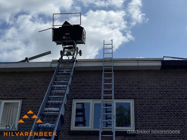 Ladderlift en ladder bij woning voor dakinspectie in Hilvarenbeek
