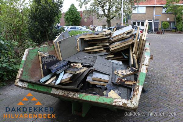 Puincontainer met oud dakmateriaal na dakrenovatie in Hilvarenbeek Puincontainer met oud dakmateriaal na dakrenovatie in Hilvarenbeek