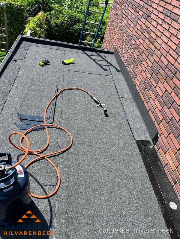 Plat dak met bitumen en brandgereedschap van dakdekkersbedrijf in Hilvarenbeek Plat dak met bitumen en brandgereedschap van dakdekkersbedrijf in Hilvarenbeek