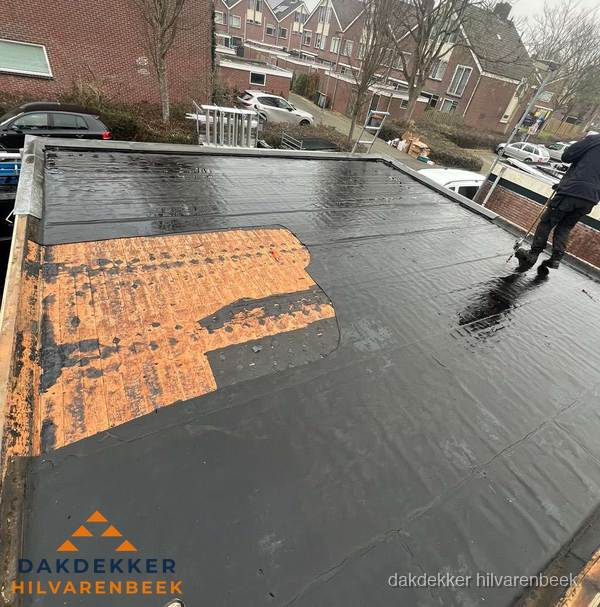 Dakdekker brengt EPDM dakbedekking aan op plat dak in Hilvarenbeek