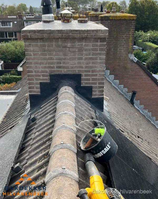 Schoorsteen met loodaansluiting en nokvorst op pannendak in Hilvarenbeek Schoorsteen met loodaansluiting en nokvorst op pannendak in Hilvarenbeek