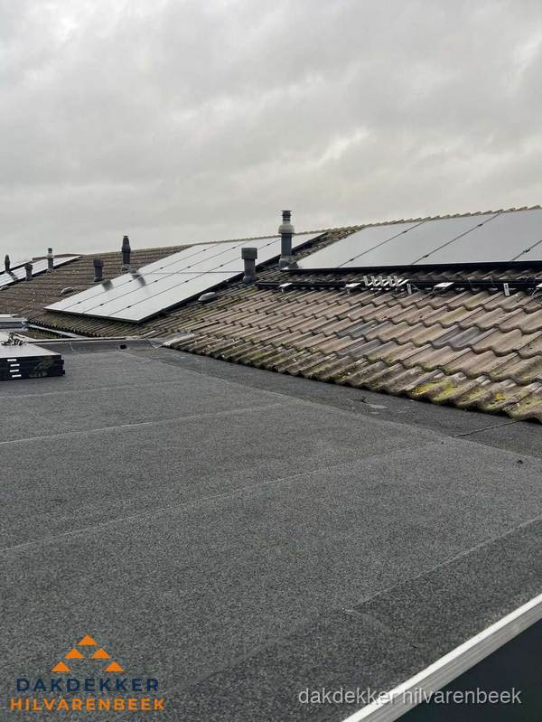 Bitumen dakbedekking op plat dak met aansluitend pannendak en zonnepanelen in Hilvarenbeek Bitumen dakbedekking op plat dak met aansluitend pannendak en zonnepanelen in Hilvarenbeek