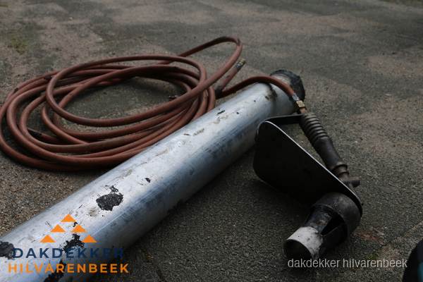 Dakdekker gasbrander en gereedschap voor spoedklus in Hilvarenbeek