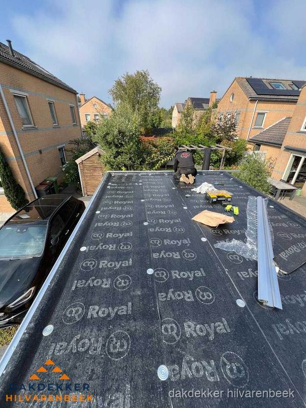Nieuwe Royal bitumen dakbedekking op plat dak van aanbouw in Hilvarenbeek