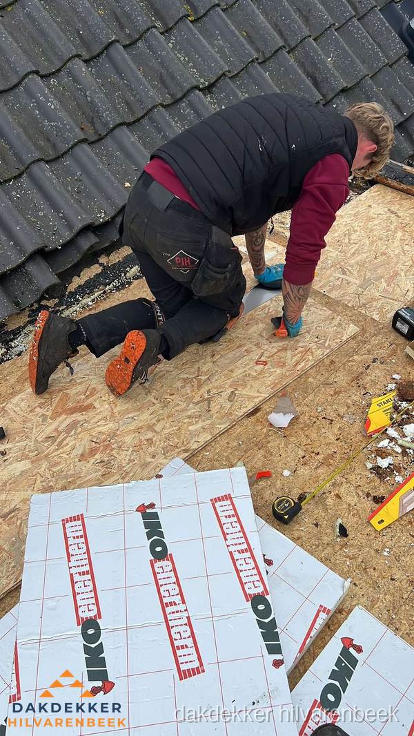 Dakdekker plaatst PIR-isolatieplaten op plat dak in Hilvarenbeek Dakdekker plaatst PIR-isolatieplaten op plat dak in Hilvarenbeek