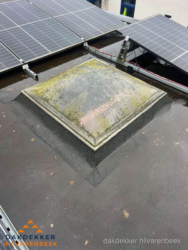 Vervuilde lichtkoepel op plat dak met zonnepanelen in Hilvarenbeek Vervuilde lichtkoepel op plat dak met zonnepanelen in Hilvarenbeek