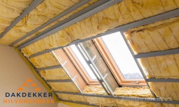 Schuin dak isoleren met glaswol bij dakraam in Hilvarenbeek Schuin dak isoleren met glaswol bij dakraam in Hilvarenbeek