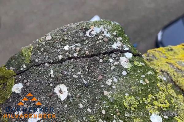 Beschadigde en verweerde nokvorst met scheuren en mos in Hilvarenbeek Beschadigde en verweerde nokvorst met scheuren en mos in Hilvarenbeek