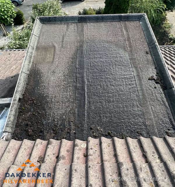 Verouderd plat dak met bitumen en slijtage voor lekkage inspectie in Hilvarenbeek Verouderd plat dak met bitumen en slijtage voor lekkage inspectie in Hilvarenbeek
