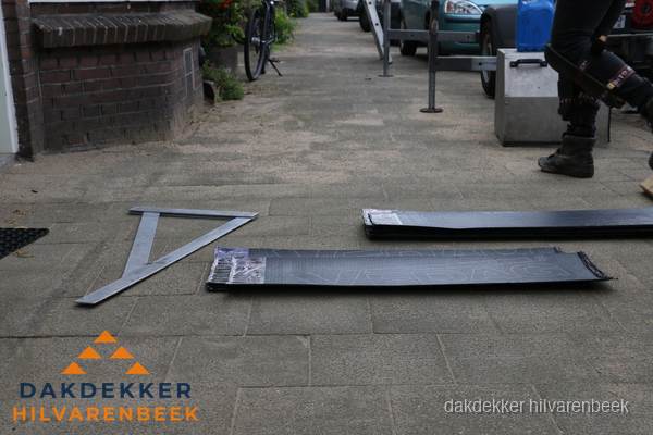 Dakbedekkingsmateriaal en zinkwerk klaargelegd voor reparatie in Hilvarenbeek