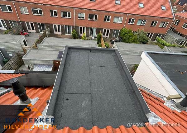 Plat dak met bitumen bedekking naast dakkapel in Hilvarenbeek Plat dak met bitumen bedekking naast dakkapel in Hilvarenbeek