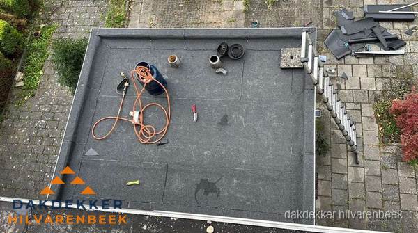 Plat dak met nieuwe bitumen bedekking in Hilvarenbeek