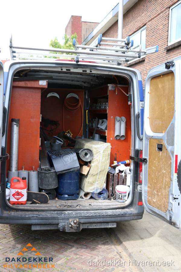 Bedrijfsbus van dakdekker met gereedschap en materialen in Hilvarenbeek Bedrijfsbus van dakdekker met gereedschap en materialen in Hilvarenbeek