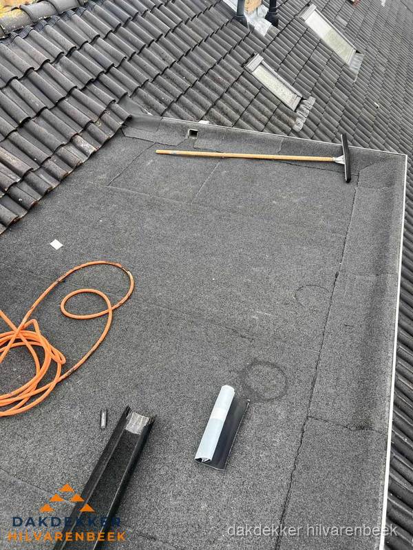 Plat dak reparatie met gereedschap en loodstroken in Hilvarenbeek Plat dak reparatie met gereedschap en loodstroken in Hilvarenbeek