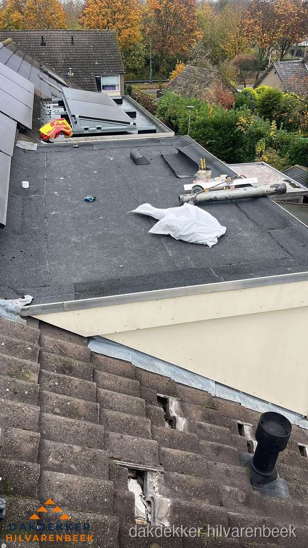 Beschadigde dakbedekking op plat dak voor reparatie in Hilvarenbeek