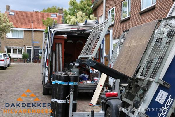 Dakdekkersbusje met materiaal en ladderlift voor dakpannen vervangen in Hilvarenbeek Dakdekkersbusje met materiaal en ladderlift voor dakpannen vervangen in Hilvarenbeek