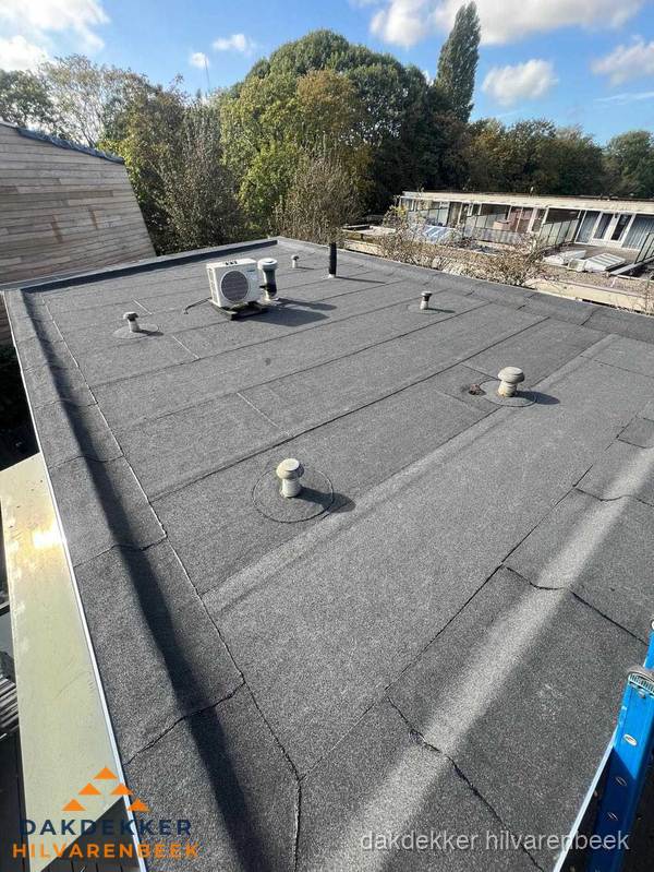 Kosten dakdekker: afgewerkt plat bedrijfsdak met bitumen in Hilvarenbeek Kosten dakdekker: afgewerkt plat bedrijfsdak met bitumen in Hilvarenbeek